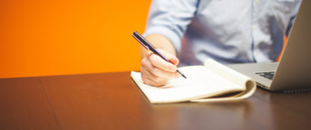 Une main avec stylo et carnet Une main avec stylo et carnet